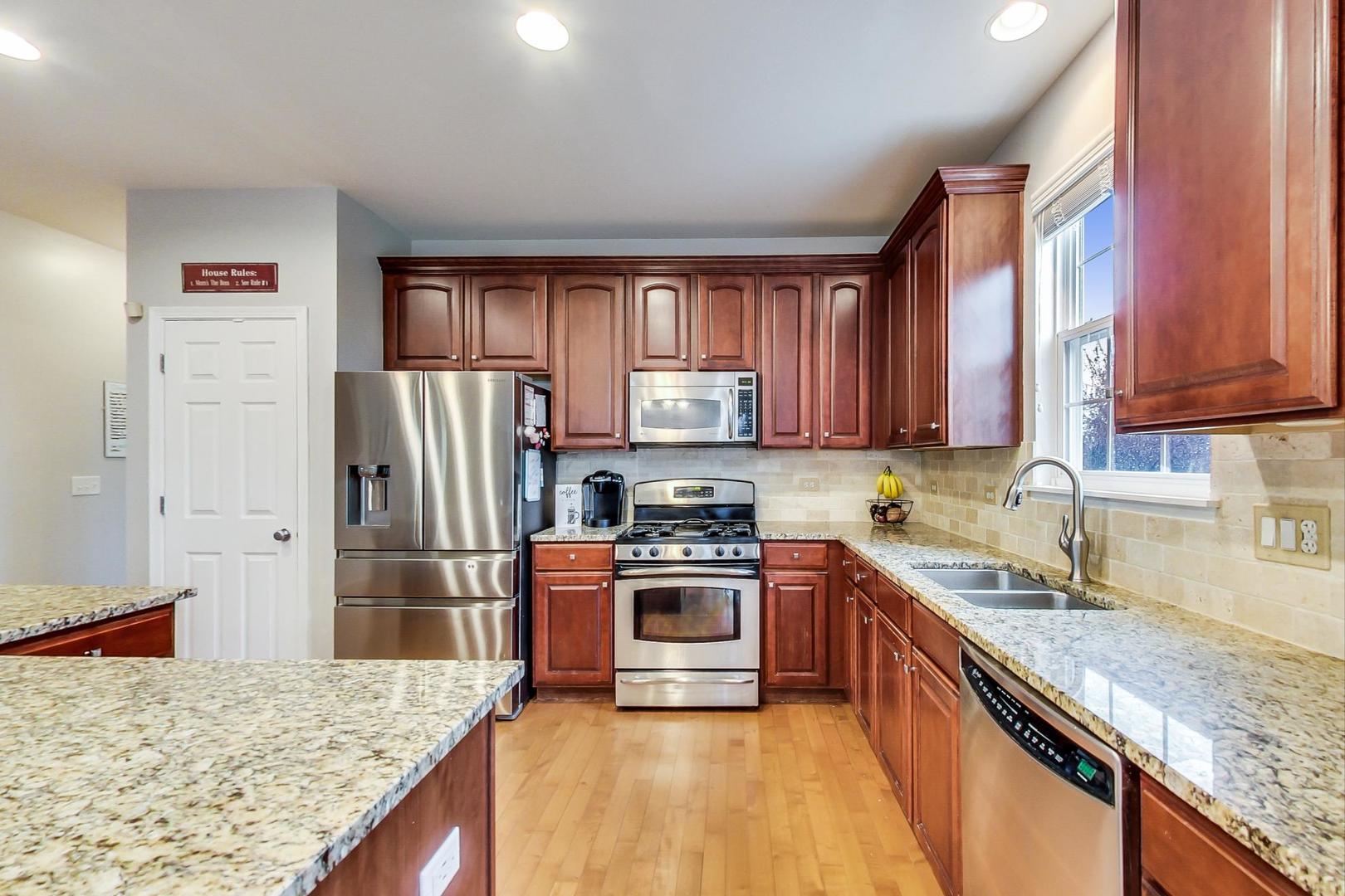 327 Monument Road Elgin, IL 60124 - Photo 9 of 50