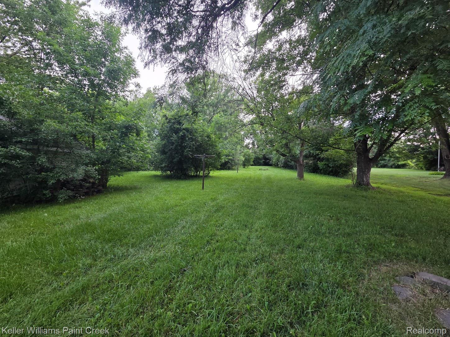 2051 Orpington Road Troy, MI 48083 - Photo 3 of 4 yard.jpg