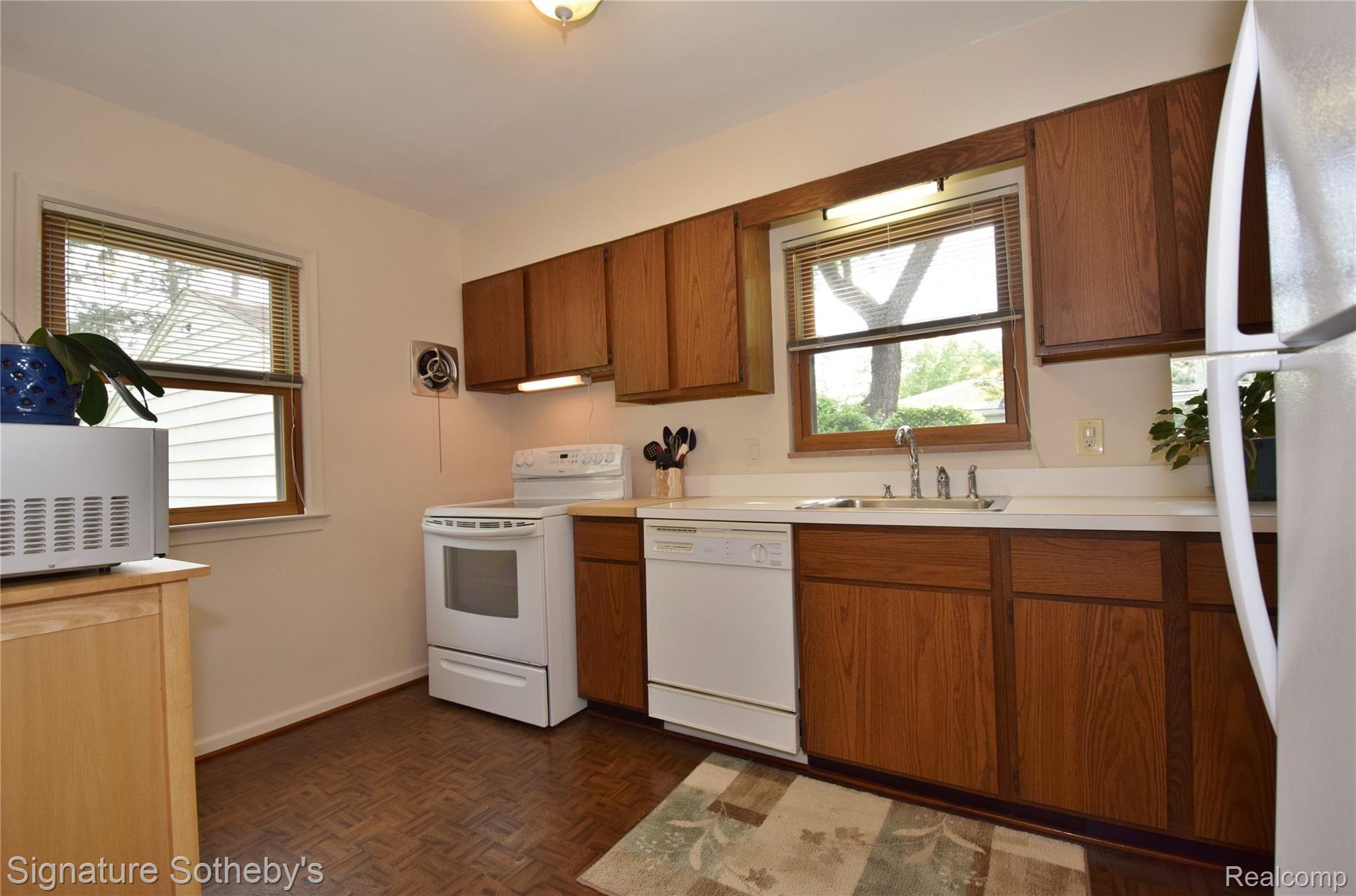 17190 Beverly Road Franklin, MI 48025 - Photo 6 of 23 16 kitchen.JPG
