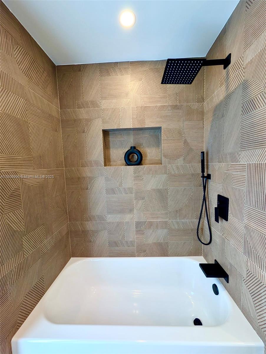 4108 Cedar Creek Road Boca Raton, FL 33487 - Photo 21 of 36 a bathroom with a bath tub