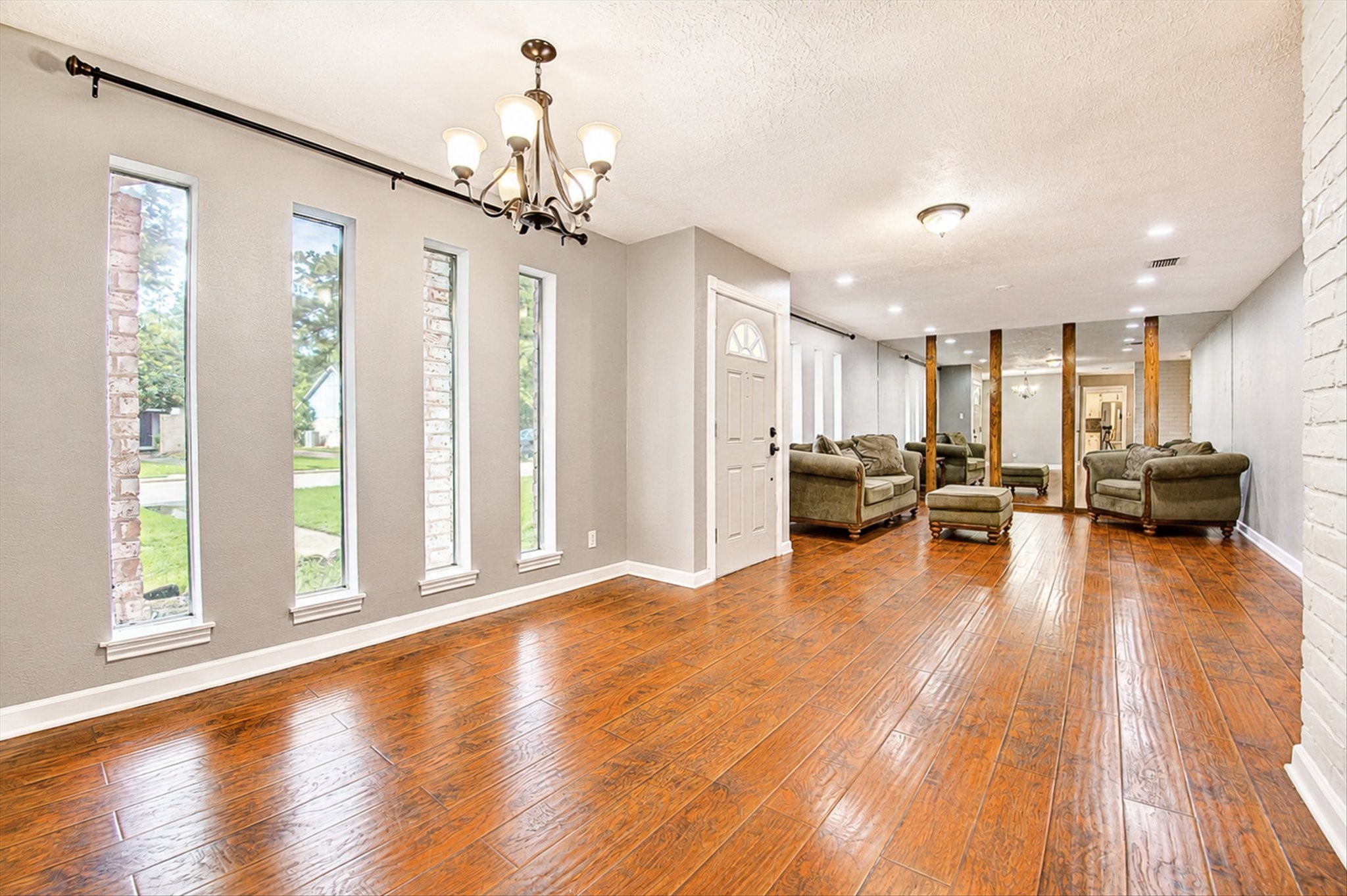 1907 Round Spring Drive Houston, TX 77339 - Photo 9 of 39 Gallery Image 9