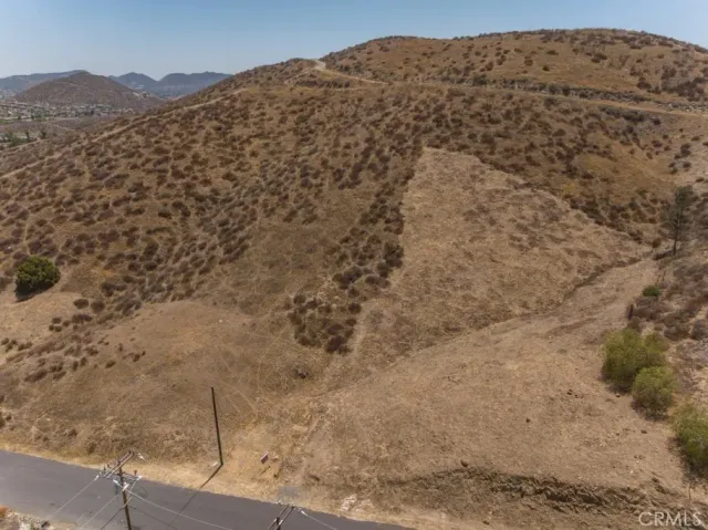 a view of a dry yard