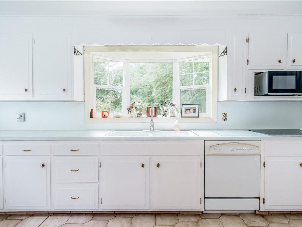 99 Woodville Alton Road Hopkinton, RI 02832 - Photo 8 of 34 Gallery Image 8
