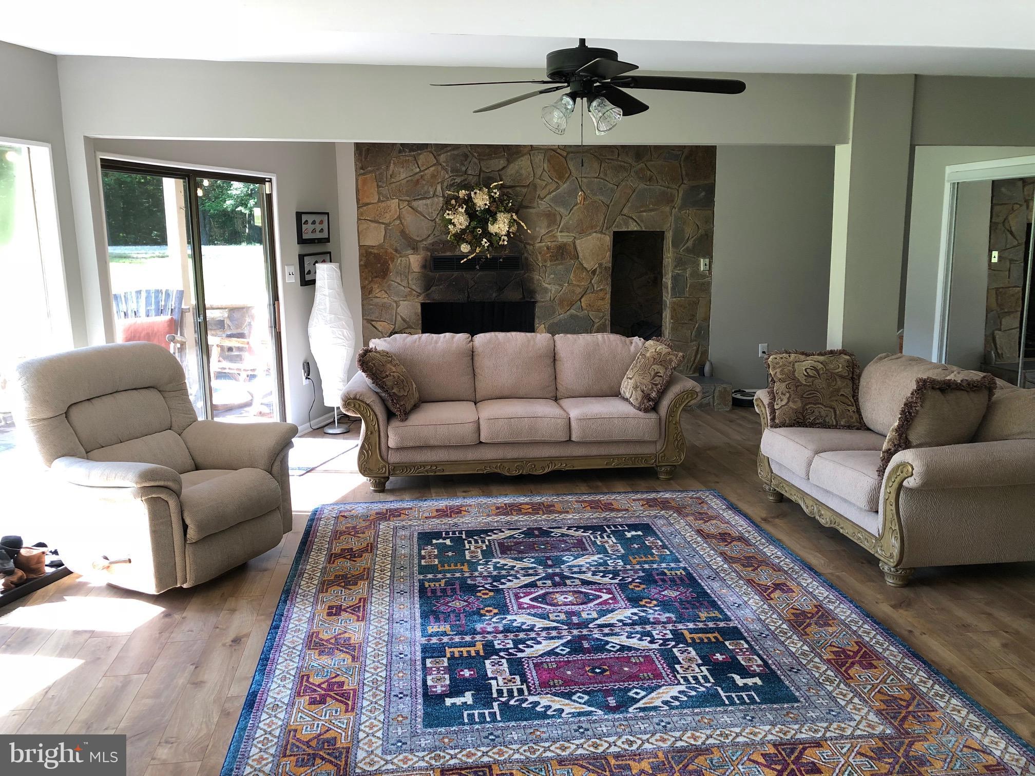 6245 Hawthorne Road La Plata, MD 20646 - Photo 22 of 30 Living Room
