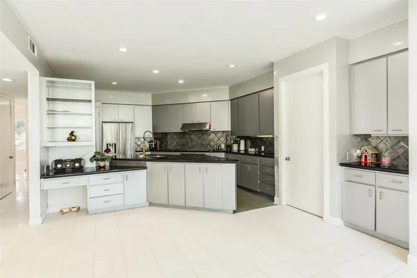 $625,000 | 5 Colony Park Drive, Galveston, TX 77551