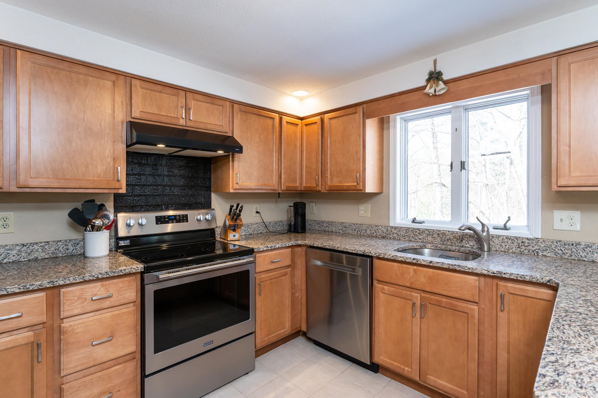 15 R Bonnie Lane, Unit R Derry, NH 03038 - Photo 3 of 37