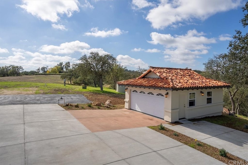 5920 Iron Gate Road Creston, CA 93432 - Photo 35 of 57 a view of a terrace with a garden