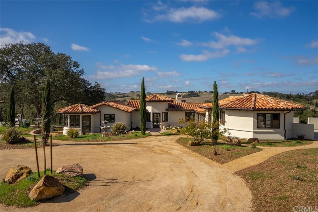 5920 Iron Gate Road Creston, CA 93432 - Photo 5 of 57 Front driveway