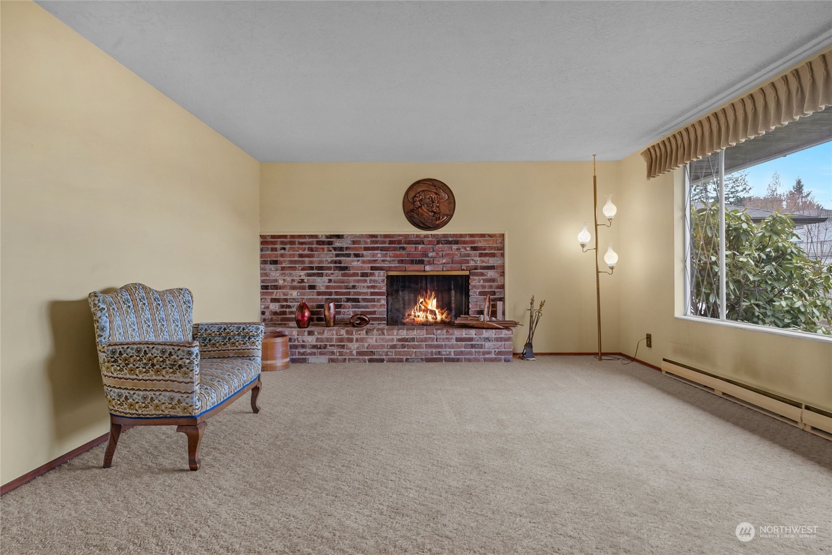 5025 West Highland Road Everett, WA 98203 - Photo 3 of 24 a living room with furniture a fireplace and a window