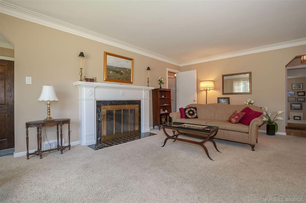 1133 Roslyn Road Grosse Pointe Woods, MI 48236 - Photo 5 of 39