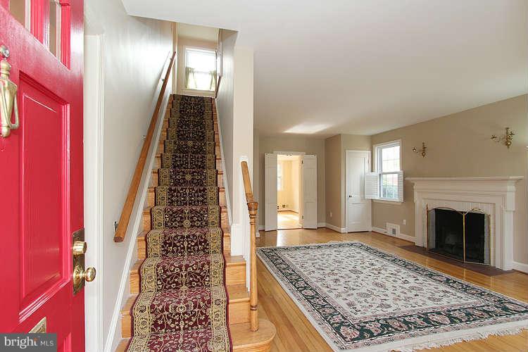 8907 Melwood Road Bethesda, MD 20817 - Photo 3 of 27 Living Room