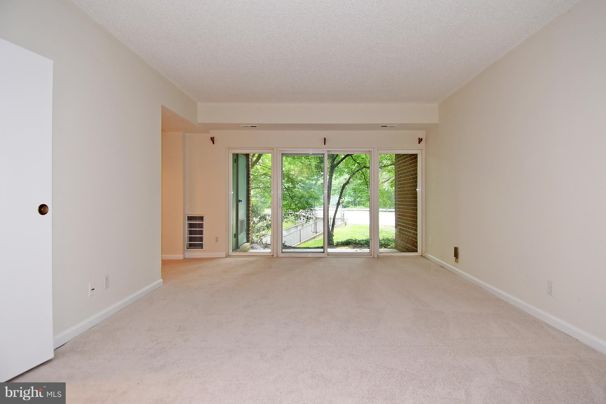 11827 Breton Court, Unit 1A Reston, VA 20191 - Photo 8 of 27 Living Room