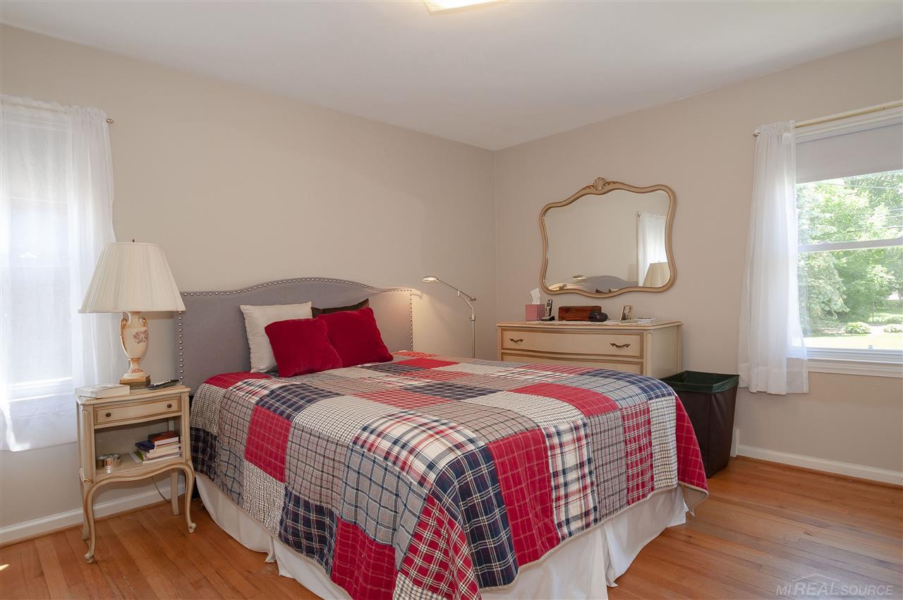1133 Roslyn Road Grosse Pointe, MI 48236 - Photo 15 of 39 31385462-14.JPG