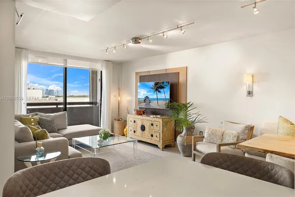 $584,990 | 1775 Washington Avenue, Unit 8F, Miami Beach, FL 33139
