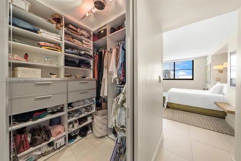 $584,990 | 1775 Washington Avenue, Unit 8F, Miami Beach, FL 33139