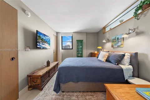 $584,990 | 1775 Washington Avenue, Unit 8F, Miami Beach, FL 33139