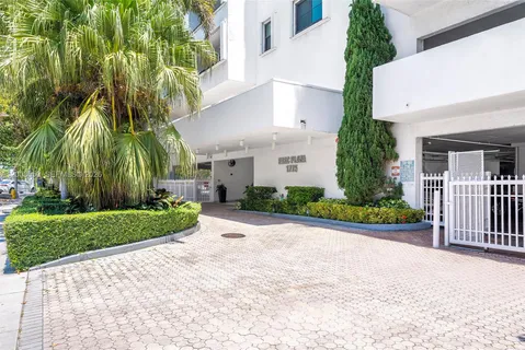 $584,990 | 1775 Washington Avenue, Unit 8F, Miami Beach, FL 33139