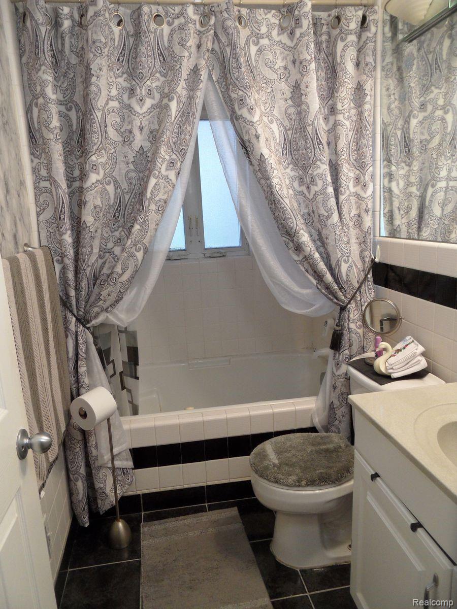 3625 Rockingham Road Royal Oak, MI 48073 - Photo 14 of 35 bathroom.jpg