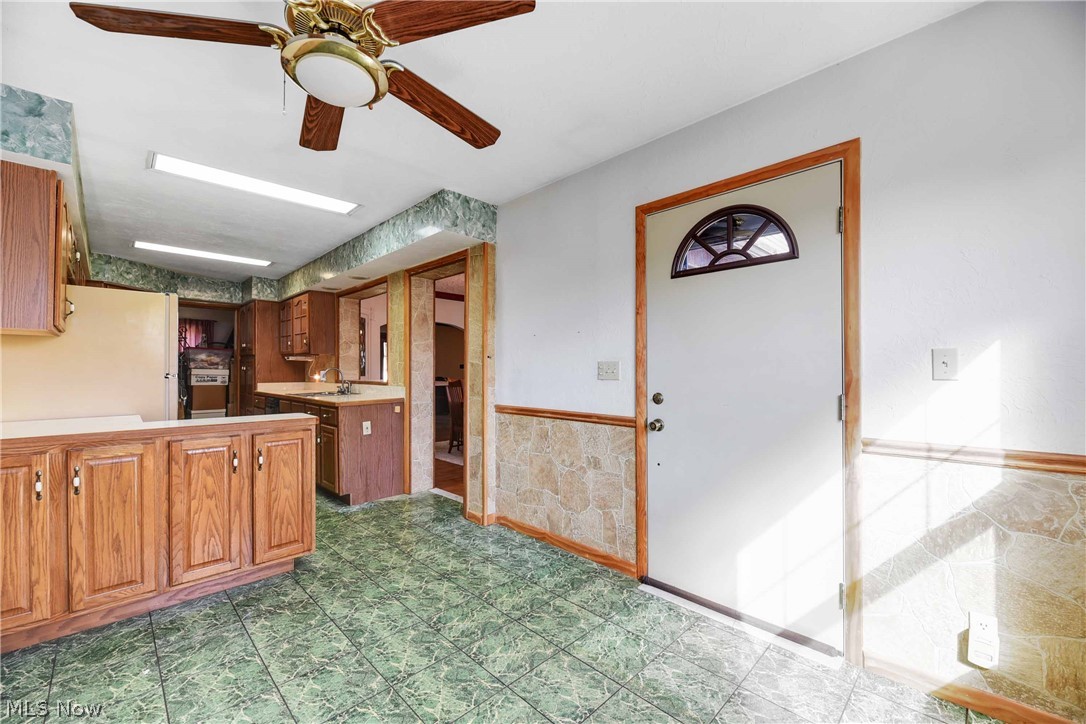 6251 Manchester Road Parma, OH 44129 - Photo 13 of 34