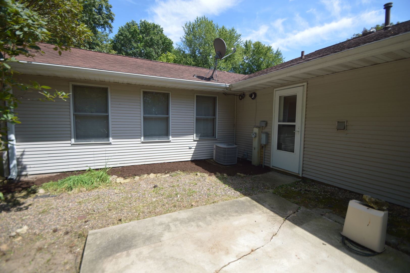 16176 Strawberry Road Morrison, IL 61270 - Photo 38 of 42 a front view of a house with garden