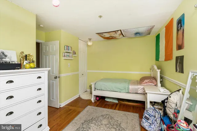 a bedroom with a bed and a dresser in it