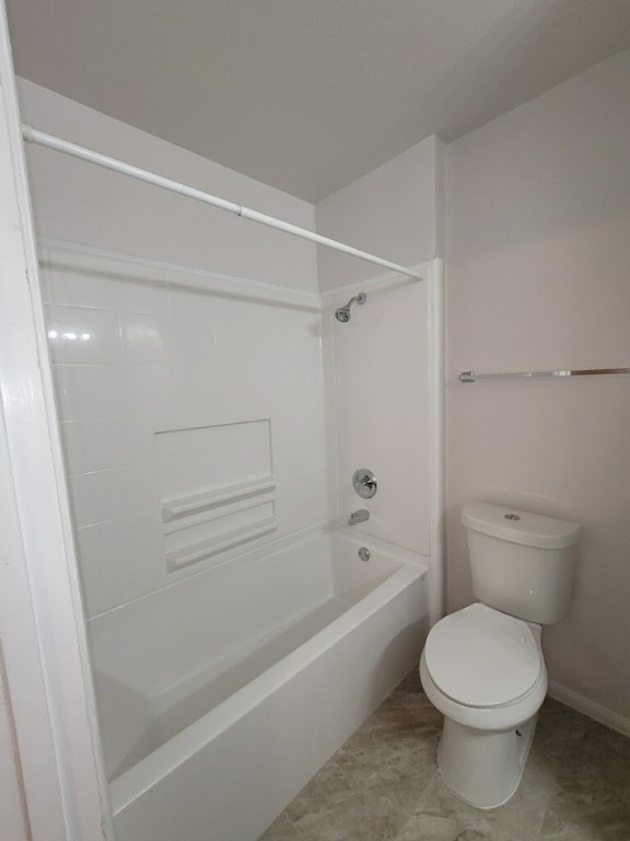 2529 Rio Grande Street, Unit 20 Austin, TX 78705 - Photo 13 of 19 a bathroom with a toilet and a bathtub