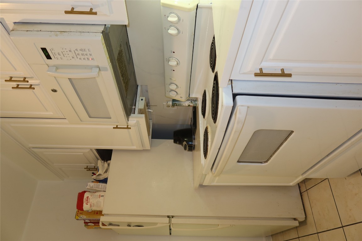 2529 Rio Grande Street, Unit 20 Austin, TX 78705 - Photo 6 of 19 a kitchen with a stove and a refrigerator