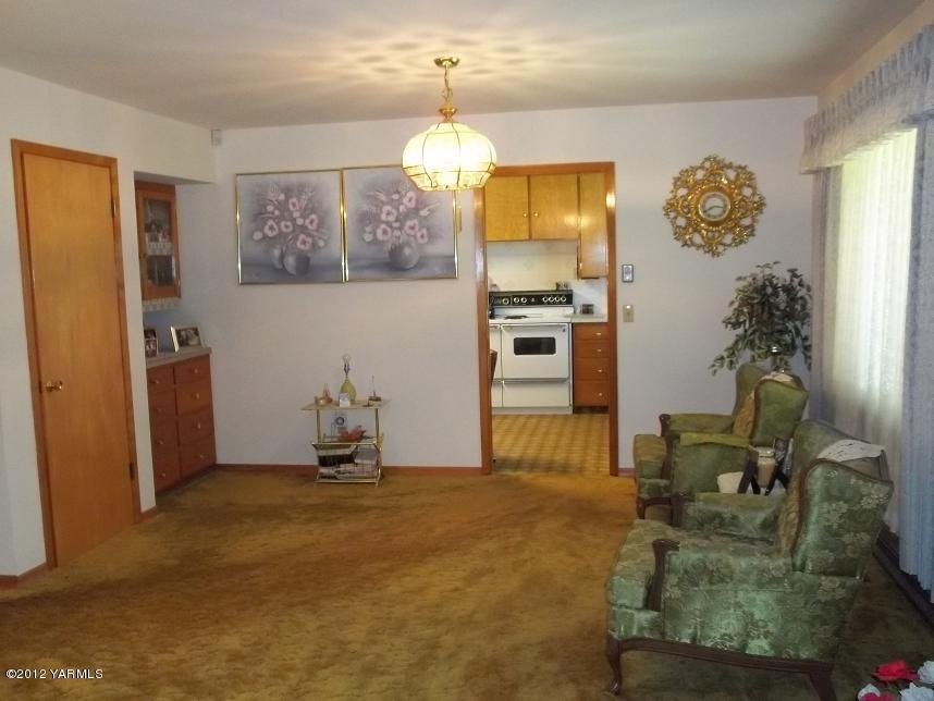 2720 West Wapato Road Wapato, WA 98951 - Photo 8 of 20 a living room with furniture