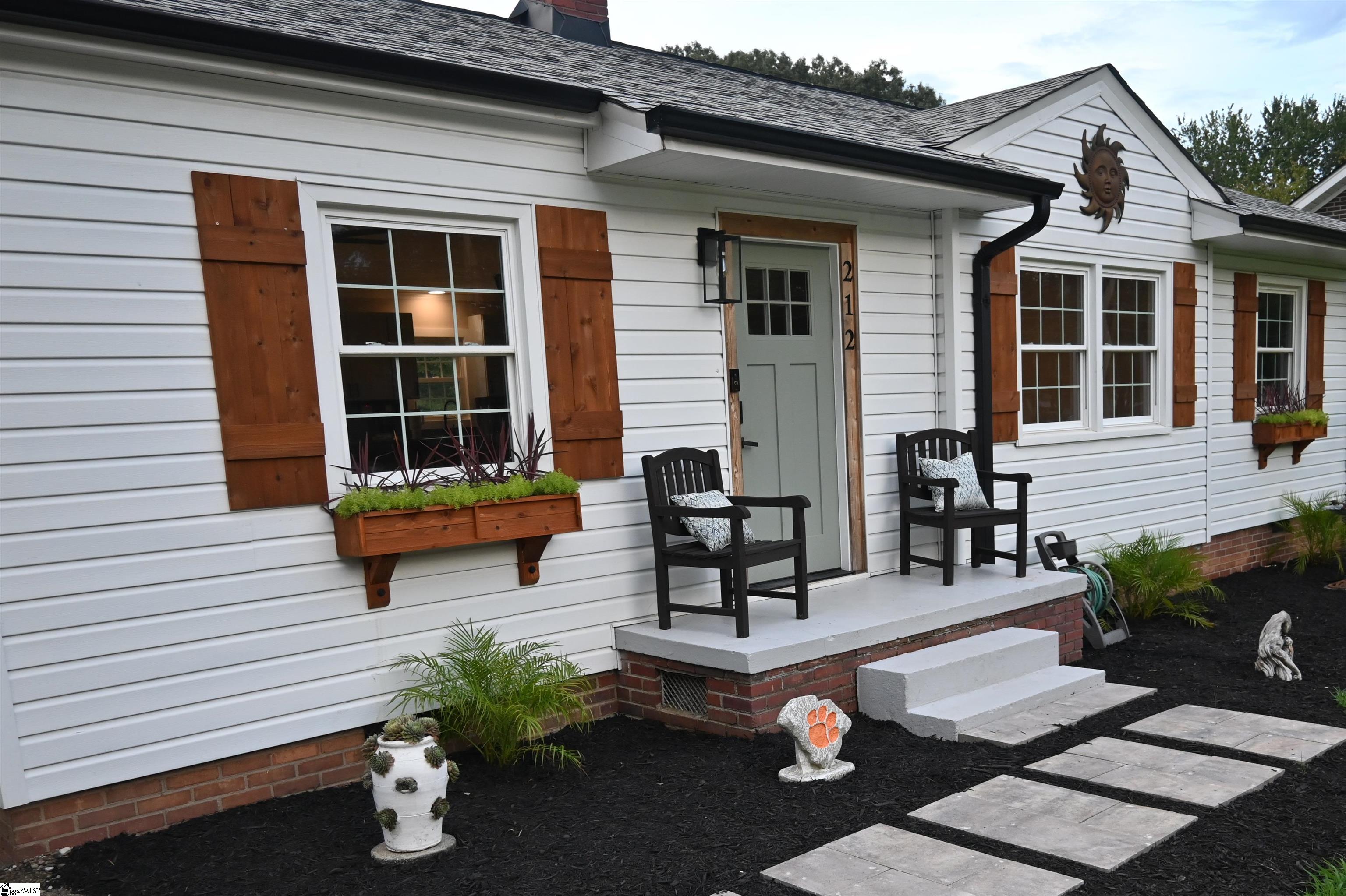 212 Donnan Road Taylors, SC 29687 - Photo 4 of 40 Gallery Image 4