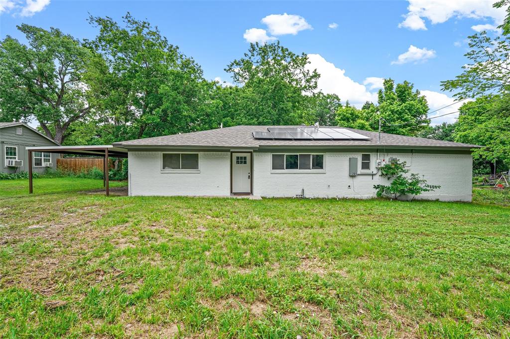 a view of a house with a backyard