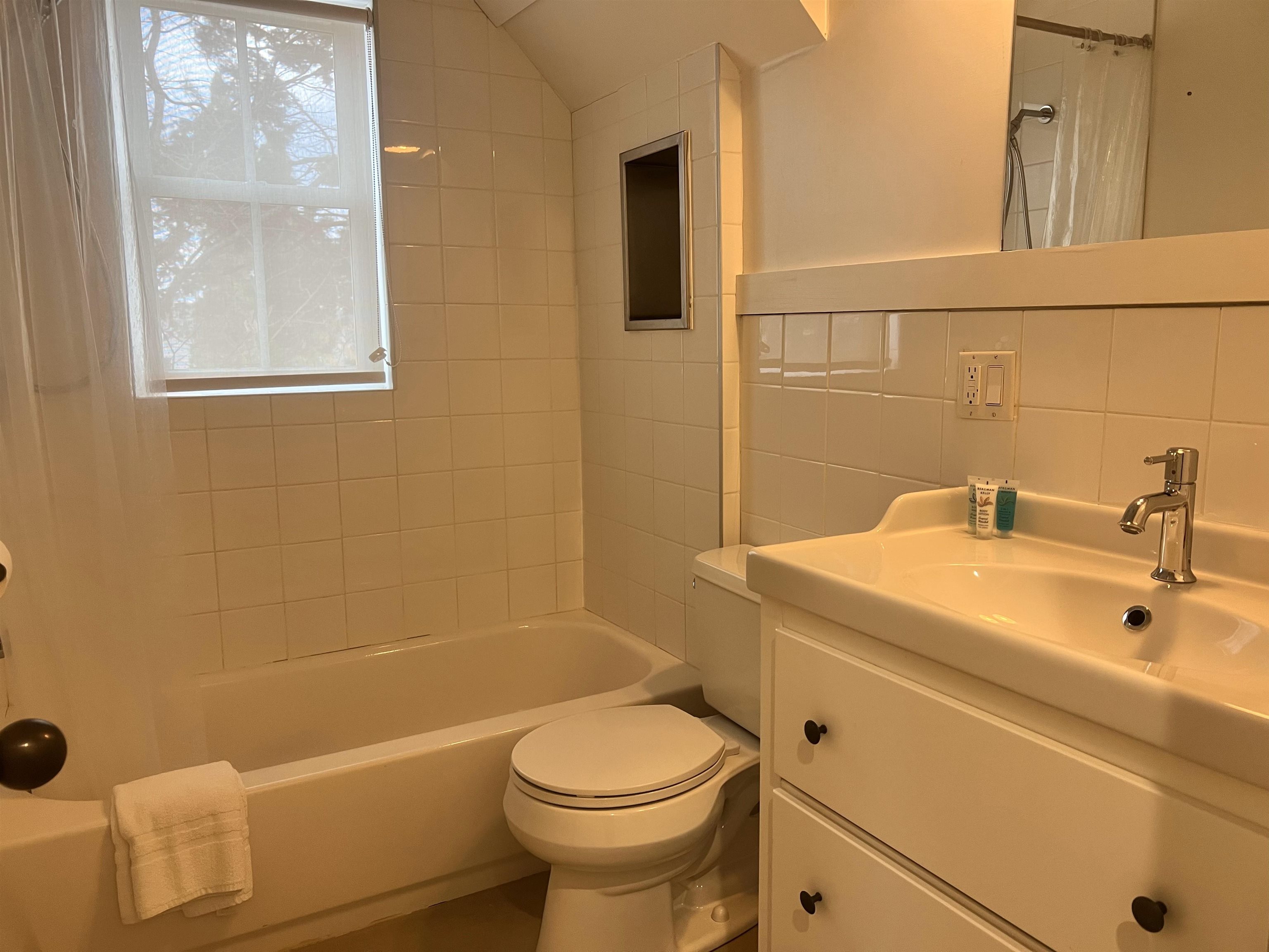 17 Lake Street, Unit 1 Meredith, NH 03253 - Photo 12 of 42