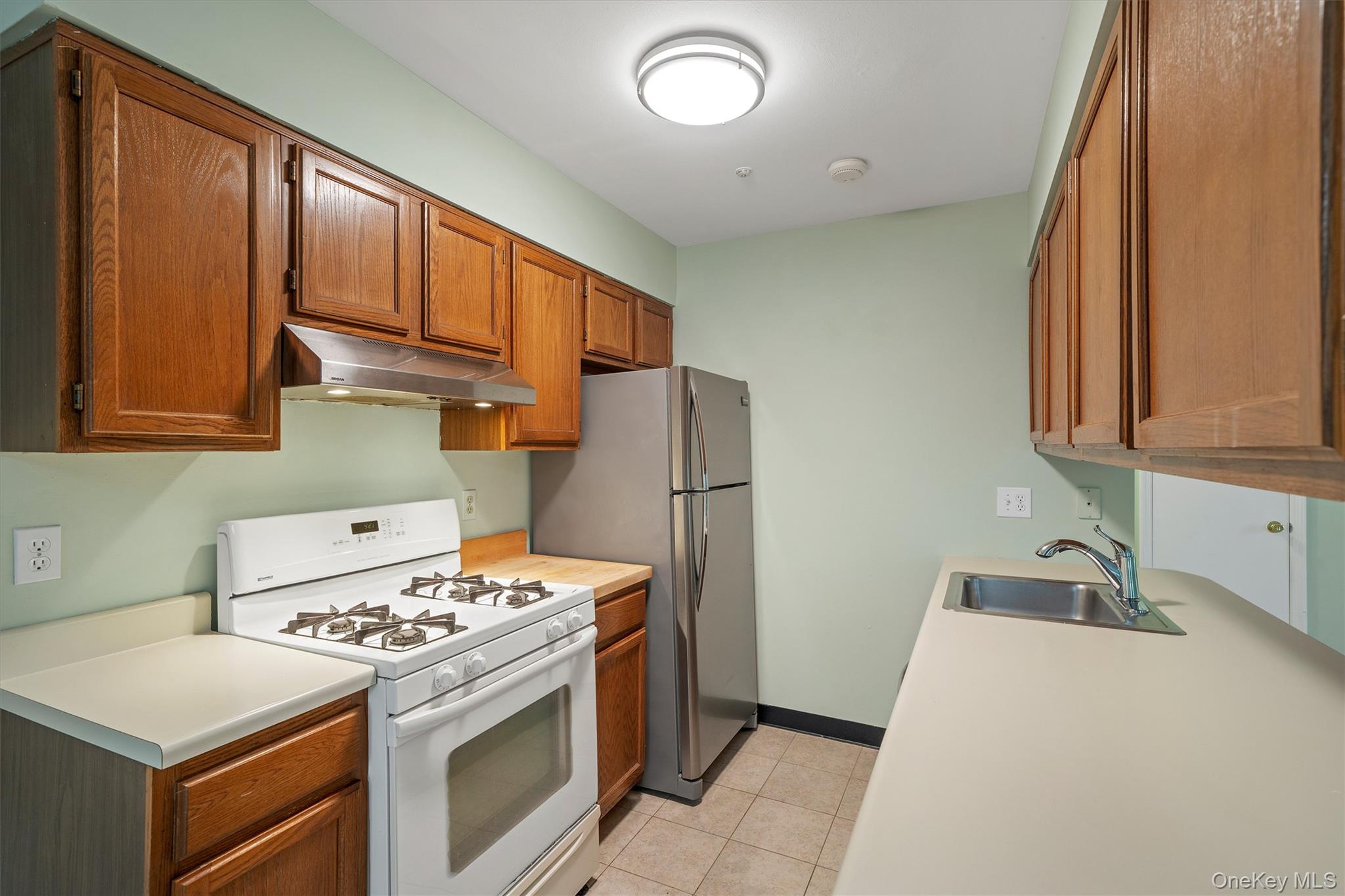 29 The Rise Warwick, NY 10990 - Photo 13 of 28 a kitchen that has a sink and a stove