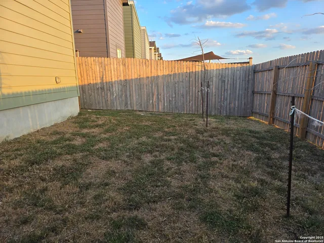 a view of a backyard