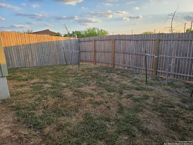 a view of a backyard