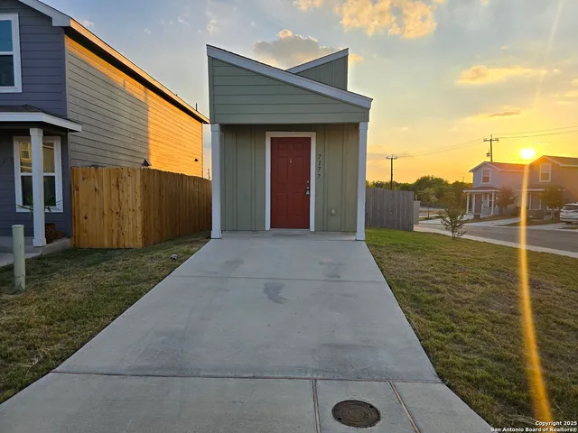 a view of a house with a yard