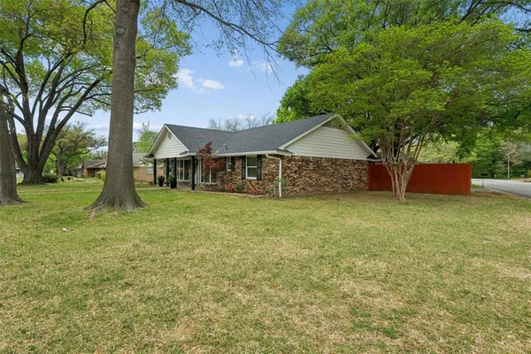 $489,000 | 17 Lincolnshire Circle, Bedford, TX 76021