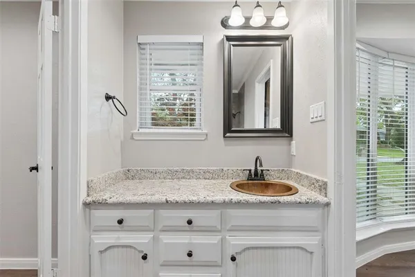 $489,000 | 17 Lincolnshire Circle, Bedford, TX 76021