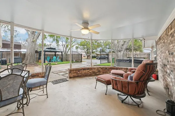 $489,000 | 17 Lincolnshire Circle, Bedford, TX 76021