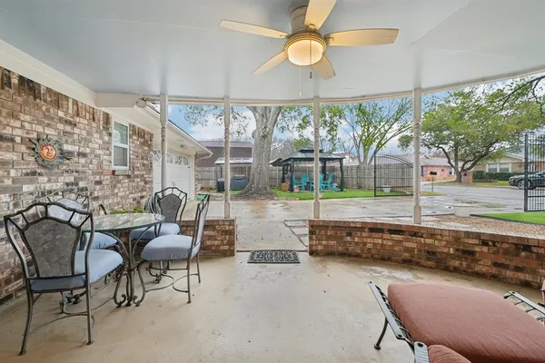 $489,000 | 17 Lincolnshire Circle, Bedford, TX 76021