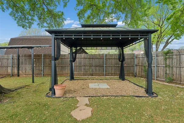 $489,000 | 17 Lincolnshire Circle, Bedford, TX 76021