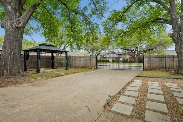 $489,000 | 17 Lincolnshire Circle, Bedford, TX 76021