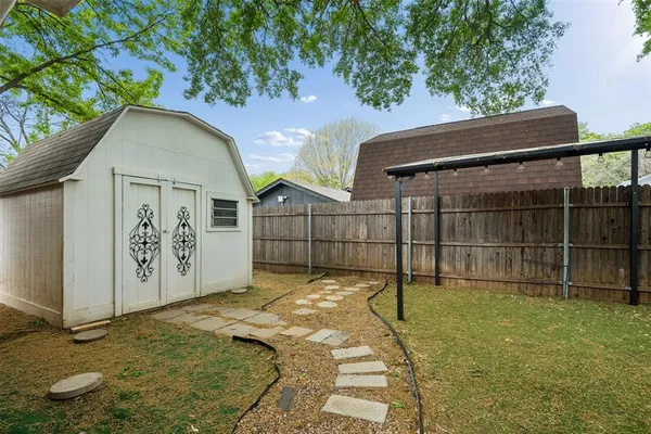 $489,000 | 17 Lincolnshire Circle, Bedford, TX 76021