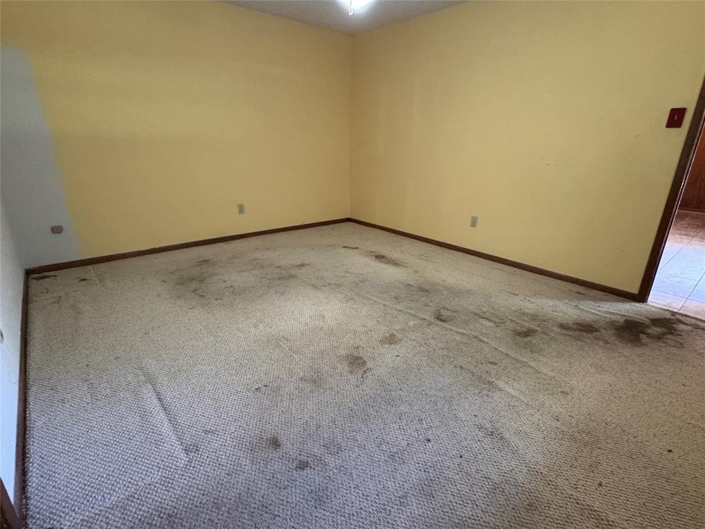 415 Meadowlark Trail Springtown, TX 76082 - Photo 14 of 40 a view of a room