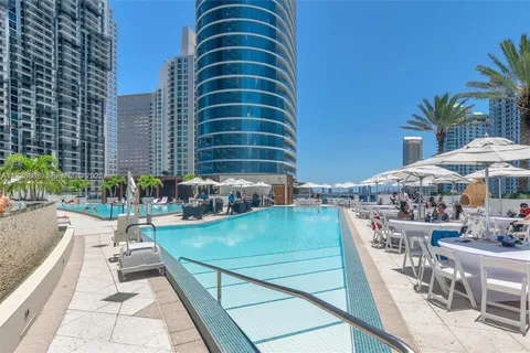 $880,000 | 200 Biscayne Blvd Way, Miami, FL 33131