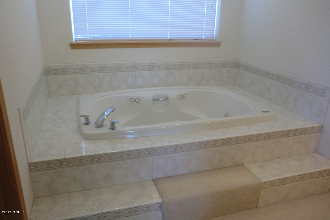 12113 West Barrett Road Yakima, WA 98908 - Photo 19 of 36 a bath tub sitting next to a window