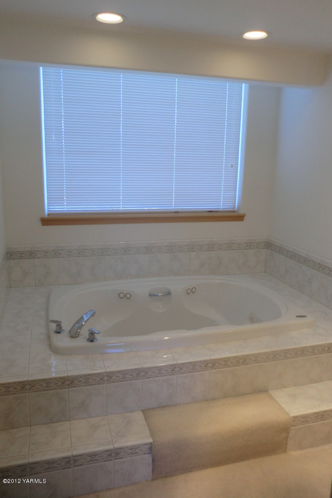 12113 West Barrett Road Yakima, WA 98908 - Photo 20 of 36 a bathroom with a bathtub