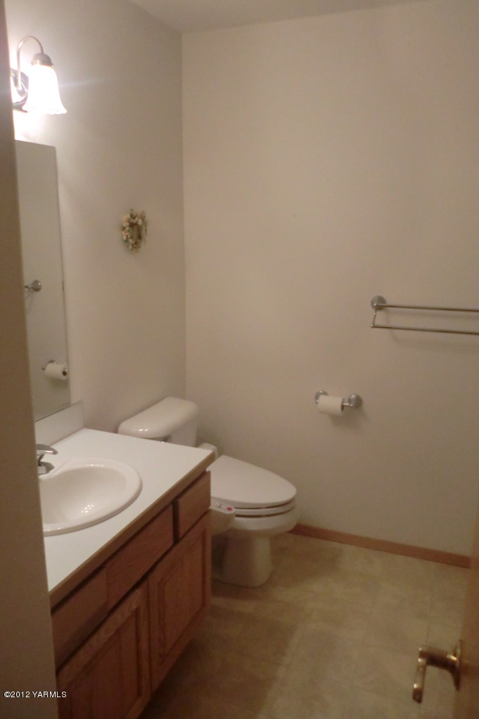 12113 West Barrett Road Yakima, WA 98908 - Photo 24 of 36 a bathroom with a sink a toilet and a mirror