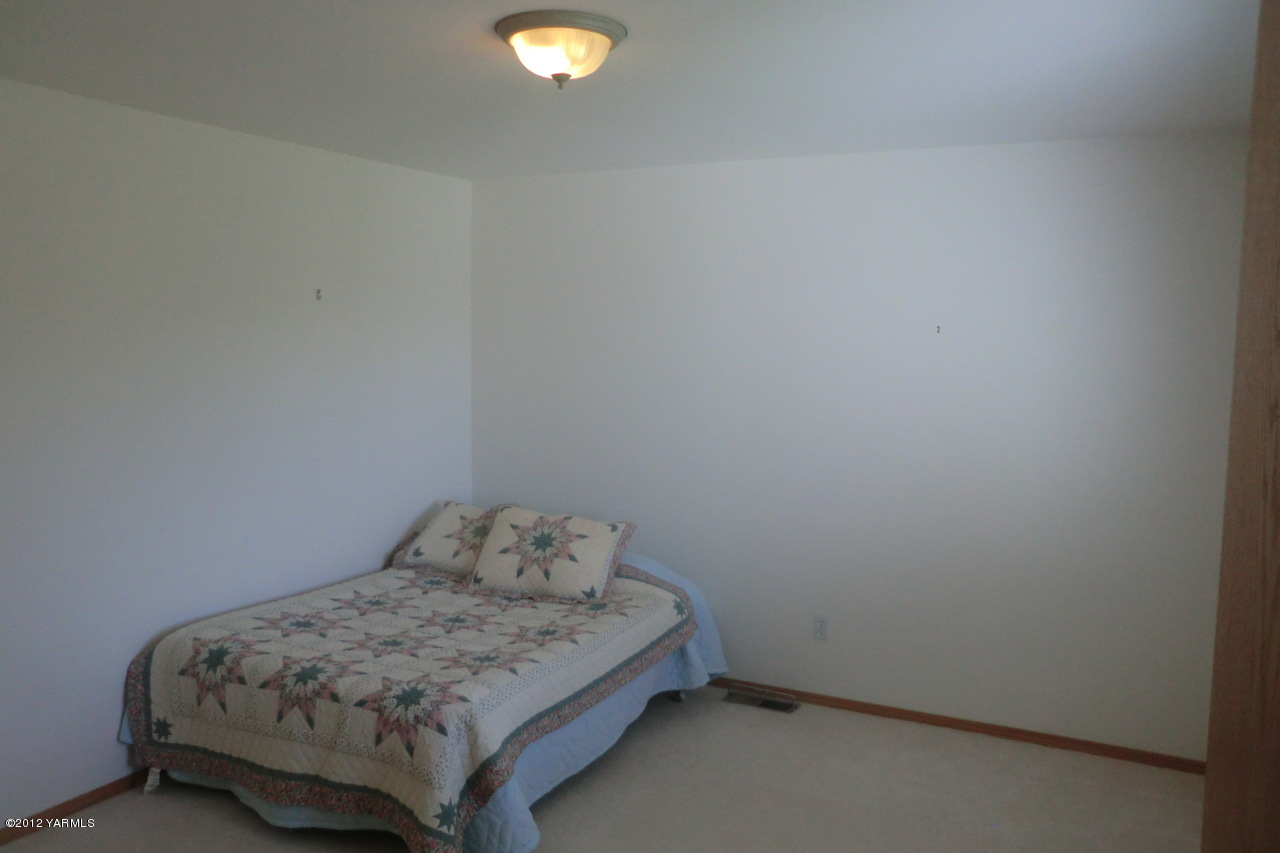 12113 West Barrett Road Yakima, WA 98908 - Photo 25 of 36 a bedroom with a bed and a window