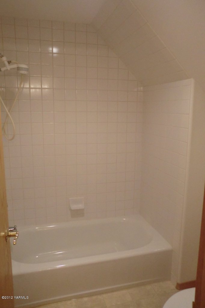 12113 West Barrett Road Yakima, WA 98908 - Photo 28 of 36 a close view of a bathtub in bathroom