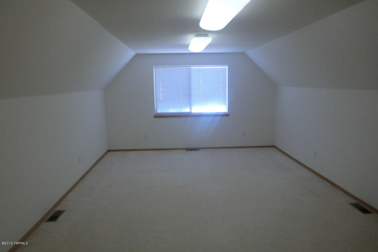 12113 West Barrett Road Yakima, WA 98908 - Photo 29 of 36 an empty room with a window